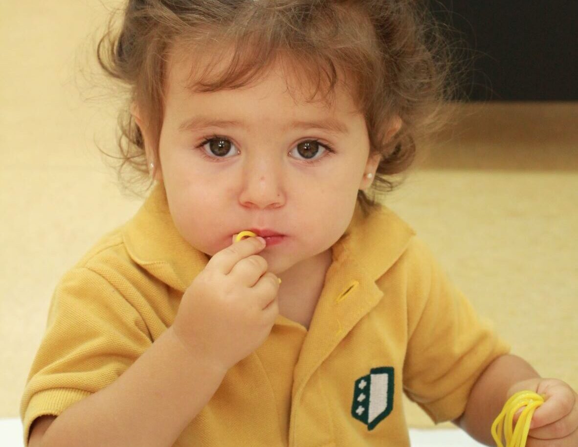 niña con espaguetis actividad sensorial